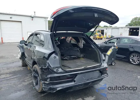 2021 Bentley Bentayga V8 z USA, uszkodzony, nr VIN SJAAM2ZV2MC033879